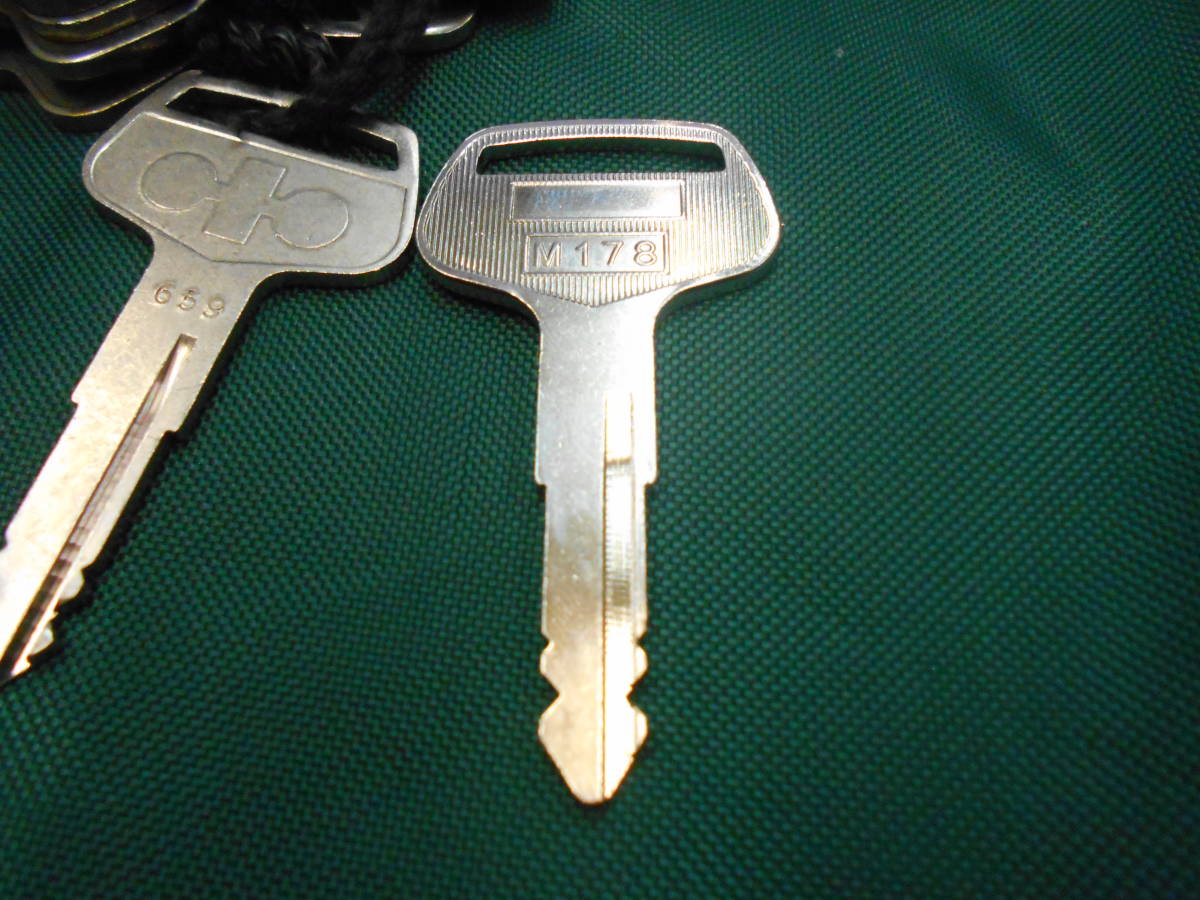 M178 コピーキー 鍵番号 659 コマツ　鍵　スペア　キー　建設機械　ユンボ　建機　６５９ 注※純正キーとシリンダーは出品物ではありません_注※左の純正キーは出品物ではありません