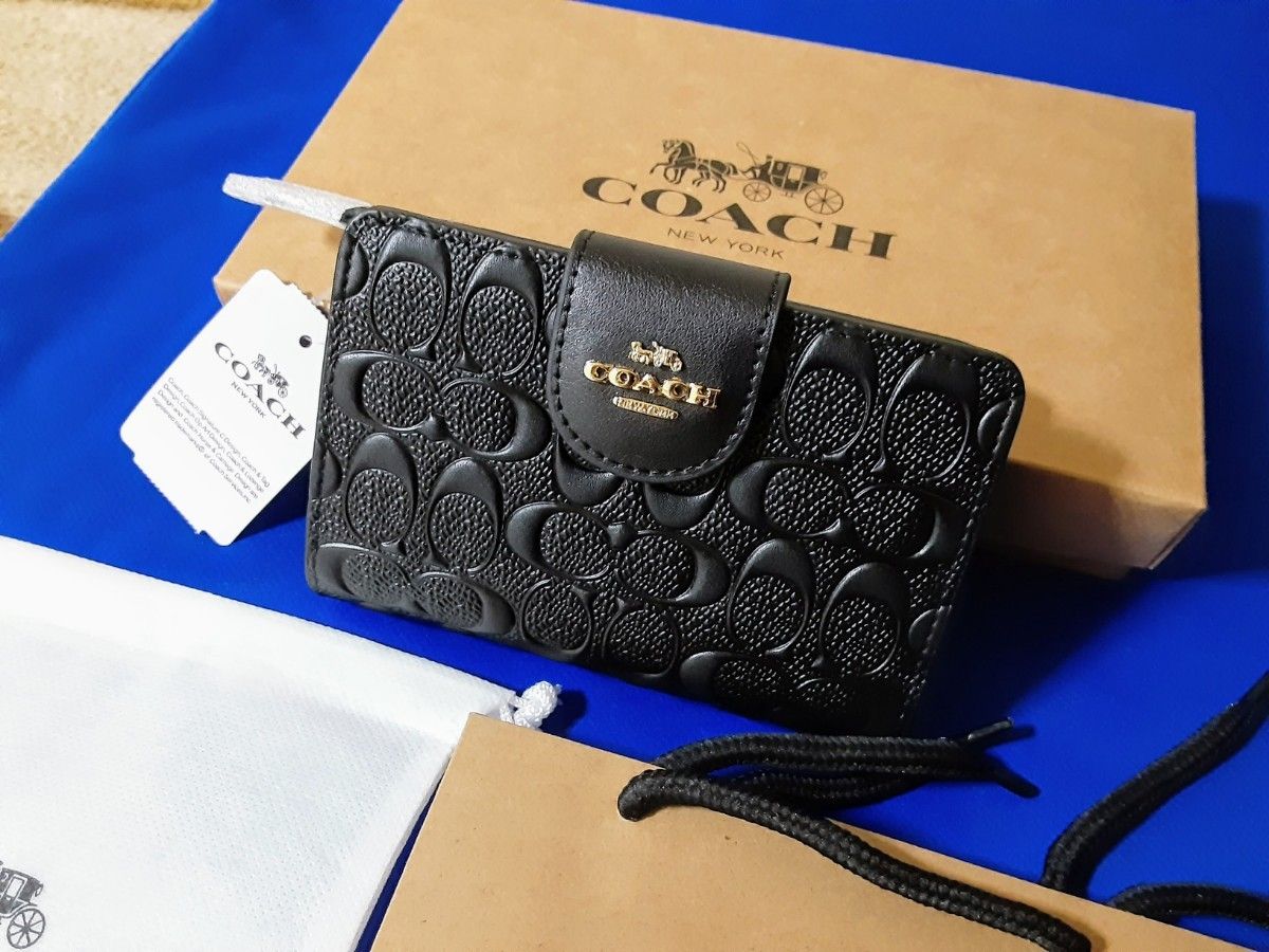 ★★新品未使用★★COACH二つ折り財布★★ブラック×オシャレ柄★★