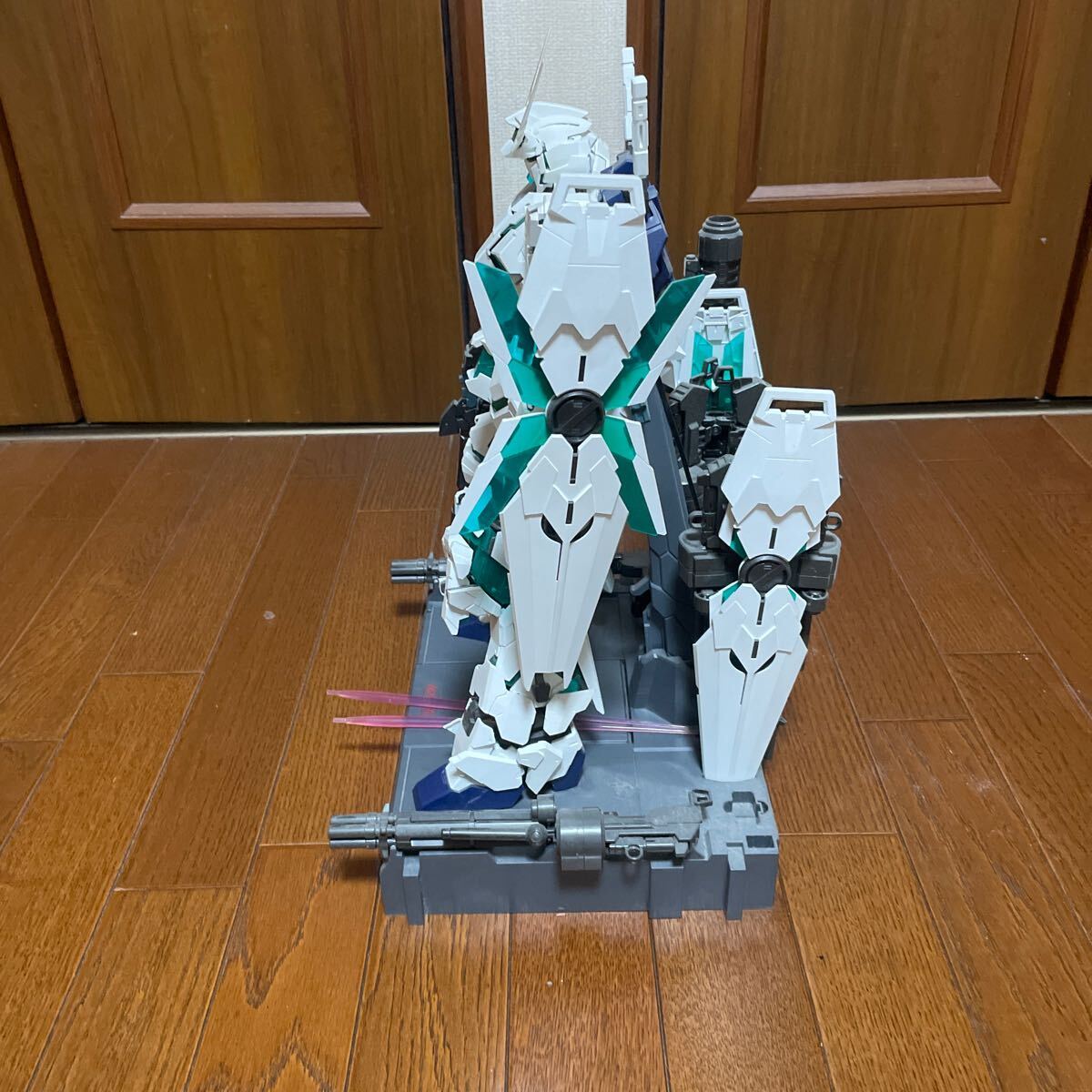 PG ユニコーンガンダム 最終決戦ver. 完成品　シールド台座未組み立て　LED組み込み済み_画像2