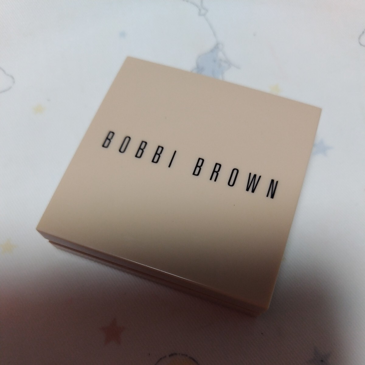 ★人気色★BOBBI BROWN　ボビィブラウン　ヌード　フィニッシュ　イルミネイティング　パウダー　03　フェイスパウダー　フェースカラー