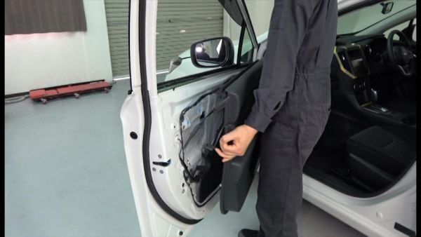 XV GT3の内装外装部品脱着方法解説DVD_フロントドアパネル