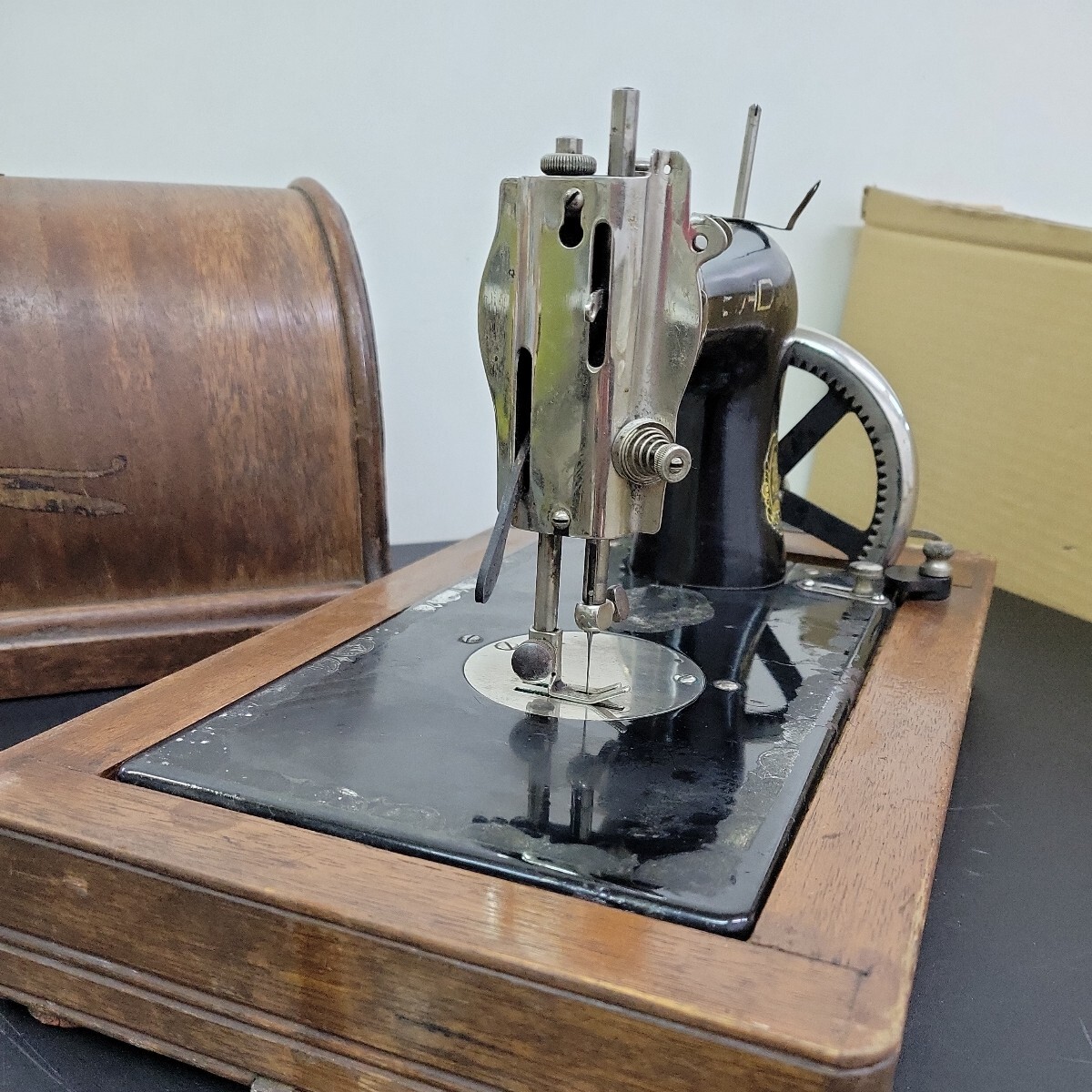 24051302 LEAD Lead antique sewing machine 