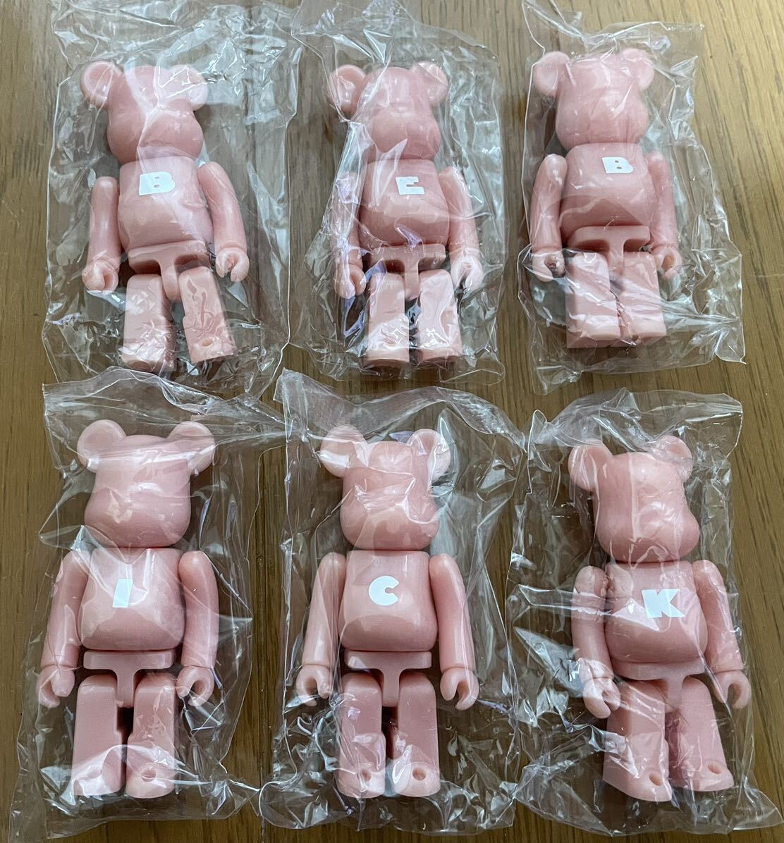 ベアブリック　ベーシック B大　B小　E I C K BE@RBRICK SERIES 45 BASIC メディコムトイ 未開封品　同梱可能　6種類　箱　カード付き_画像1