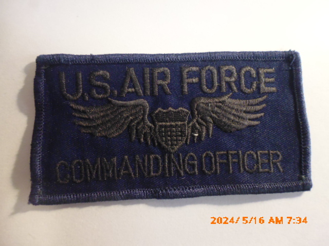 U.S. AIR FORCE COMMANDING OFFICER ビンテージ　中古の黒色仕上げの味のあるワッペン_画像1