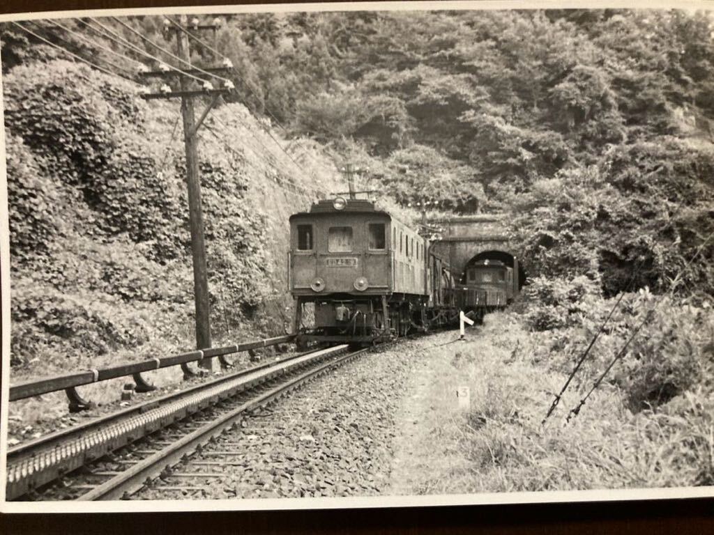 昭和鉄道写真：信越本線碓氷峠のトンネルに入るED 42 +貨車+ED42 19[横川]。1963年9月撮影。7.8×11.8㎝。の画像1