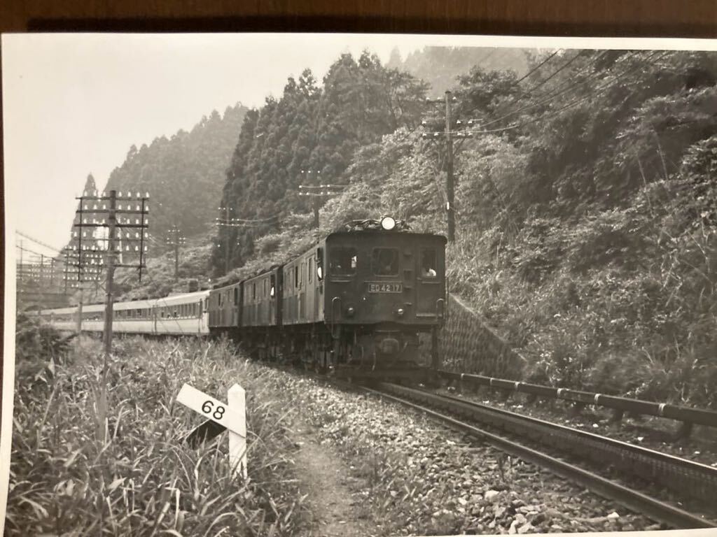 昭和鉄道写真：信越本線横川駅のED 42 17[横川]+ED42+ED42+急行DC。1963年9月撮影。7.9×11.8㎝。の画像1