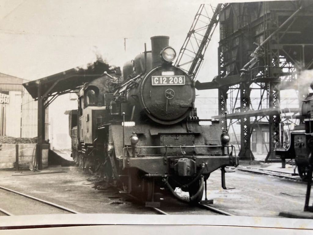 昭和鉄道写真：鹿児島機関区のC12 208/2景。撮影時期は1971年頃か。7.8×11.2㎝。_画像2