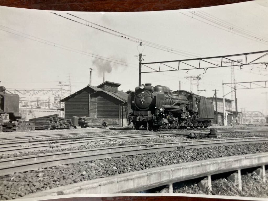 昭和鉄道写真：総武線新小岩機関区のD51 770[新小岩]。1964年11月撮影。8.6×12.5㎝。_画像1