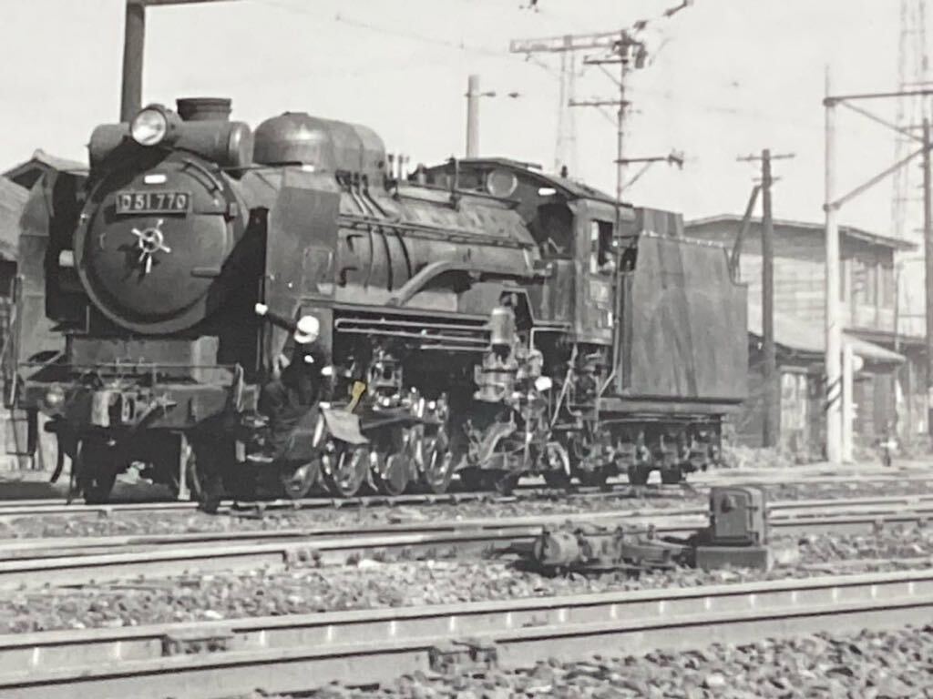 昭和鉄道写真：総武線新小岩機関区のD51 770[新小岩]。1964年11月撮影。8.6×12.5㎝。_画像2