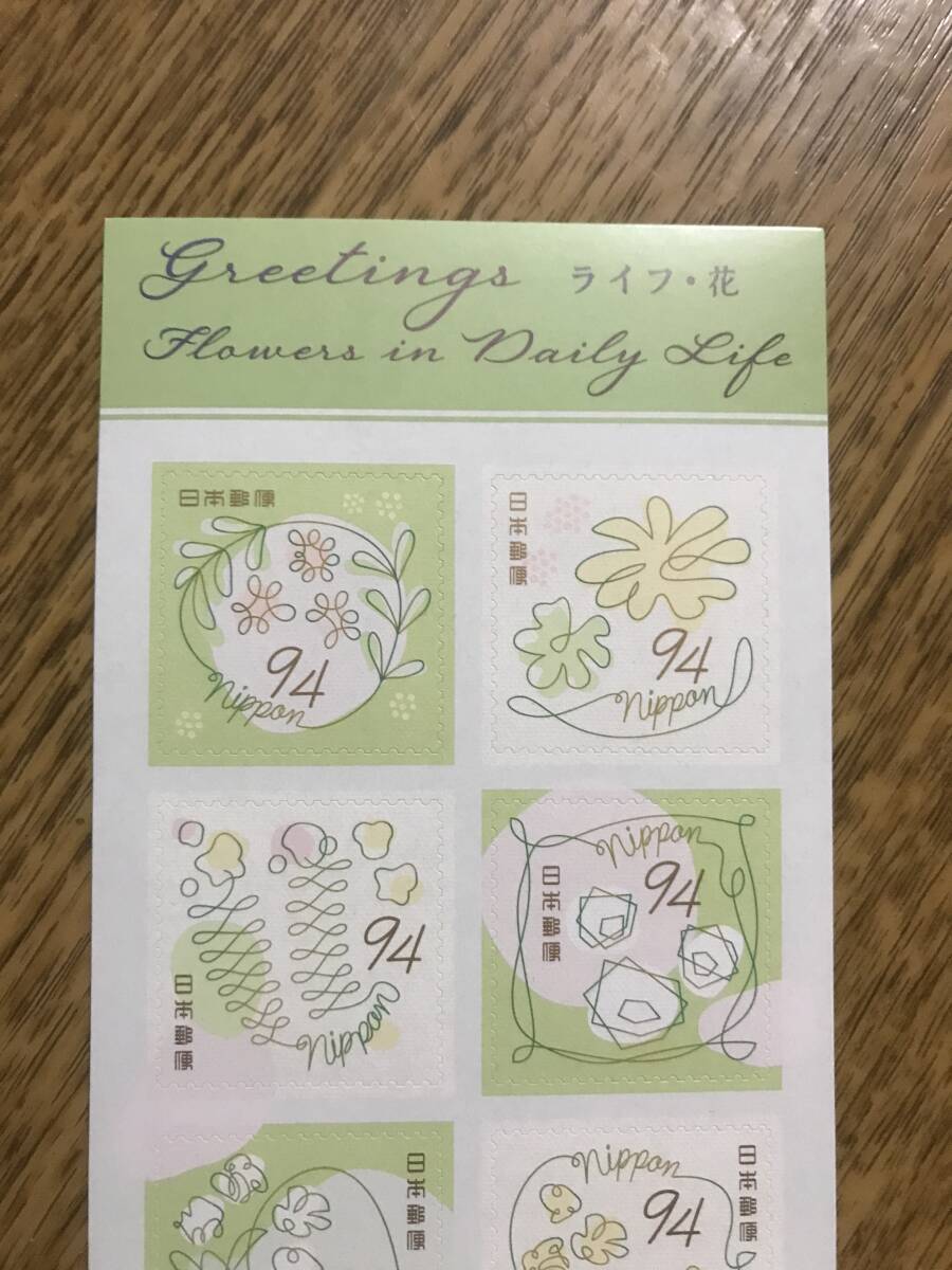 【即決販売（R5,9.27発行版）】Greetings Flowers in Daily Life　ライフ・花　　シール切手シート　（94円×10枚）_画像2