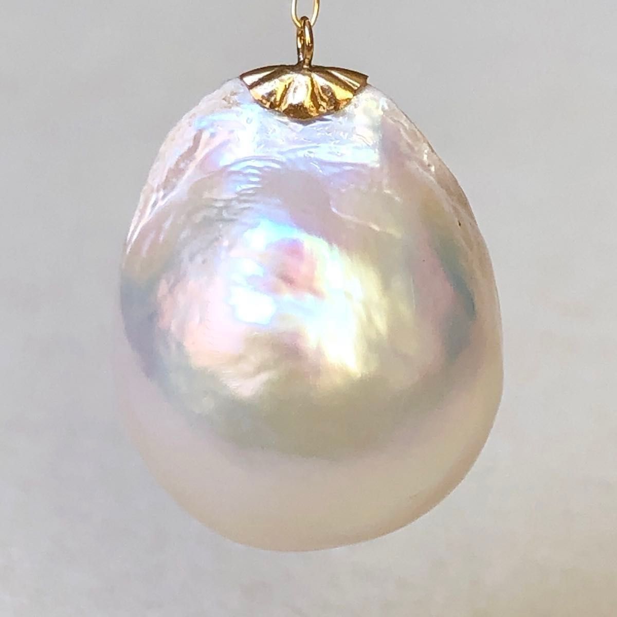 本真珠　超大粒20㍉トップ　エジソンパール　ドロップの形　美品ホワイト系オーロラ　18金チャーム　天然淡水真珠ネックレストップ用