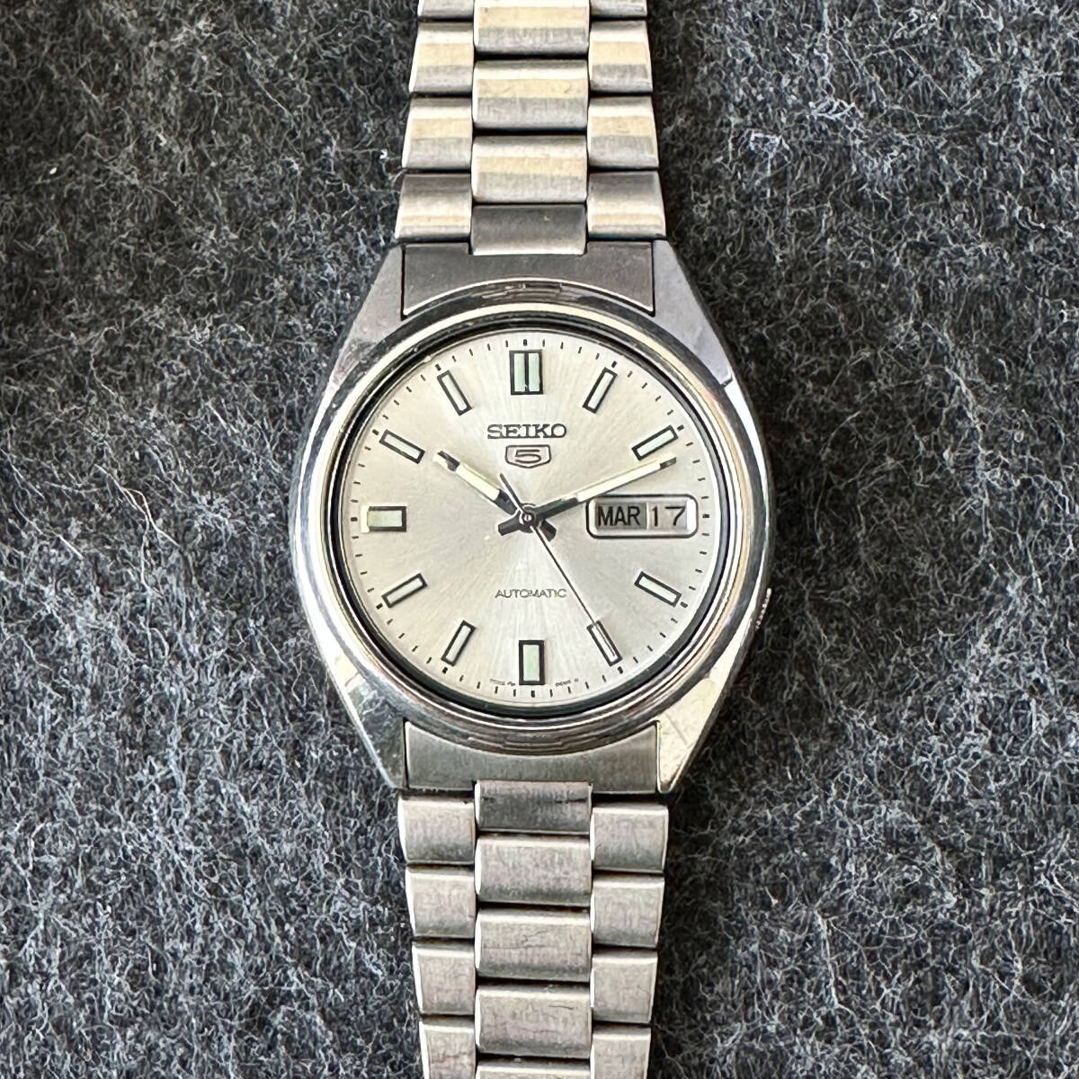 T957b 稼働中 SEIKO セイコー SEIKO5 AUTOMATIC 7009-3040 自動巻 デイデイト カレンダー セイコーファイブ_画像2