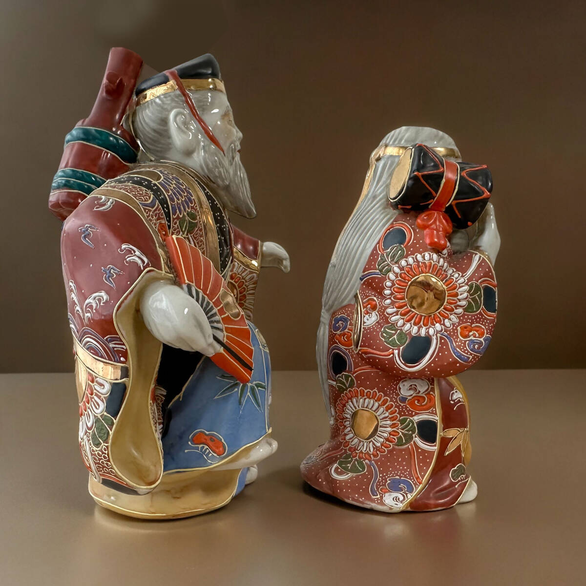 T984 九谷焼 金彩色絵 高砂人形 尉と姥 縁起物 扇 鼓 夫婦円満 T984 九谷焼 金彩色絵 高砂人形 尉と姥 縁起物 扇 鼓 夫婦円満