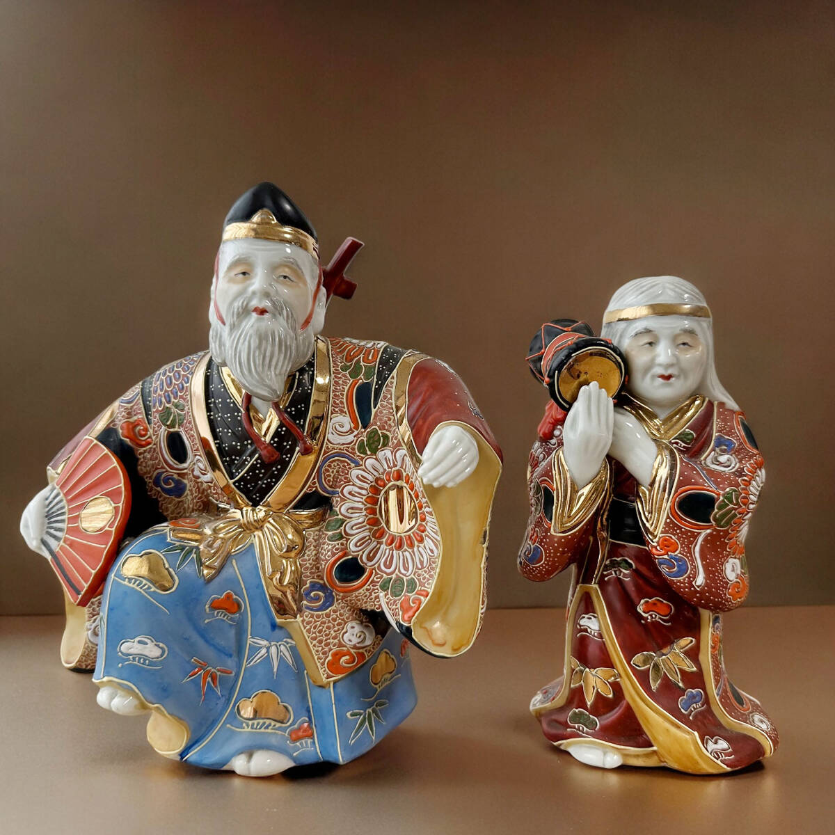 T984 九谷焼 金彩色絵 高砂人形 尉と姥 縁起物 扇 鼓 夫婦円満 T984 九谷焼 金彩色絵 高砂人形 尉と姥 縁起物 扇 鼓 夫婦円満