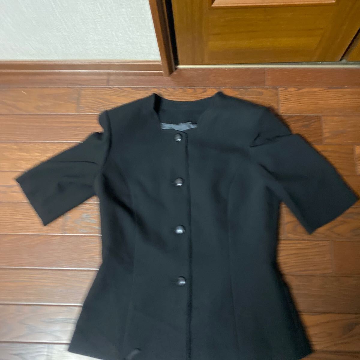 【9号】中古受付嬢、秘書制服　黒のオーバージャケット、グレースカート_画像2