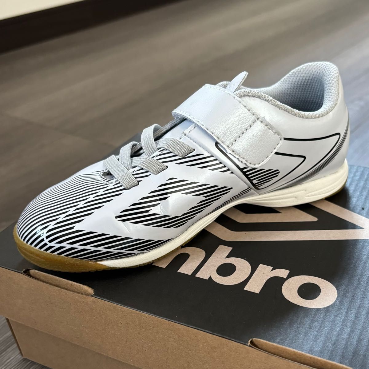 アンブロ umbro ジュニア サッカー シューズ 屋内 室内 子供 キッズ 体育館シューズ 18cm シルバー グレー