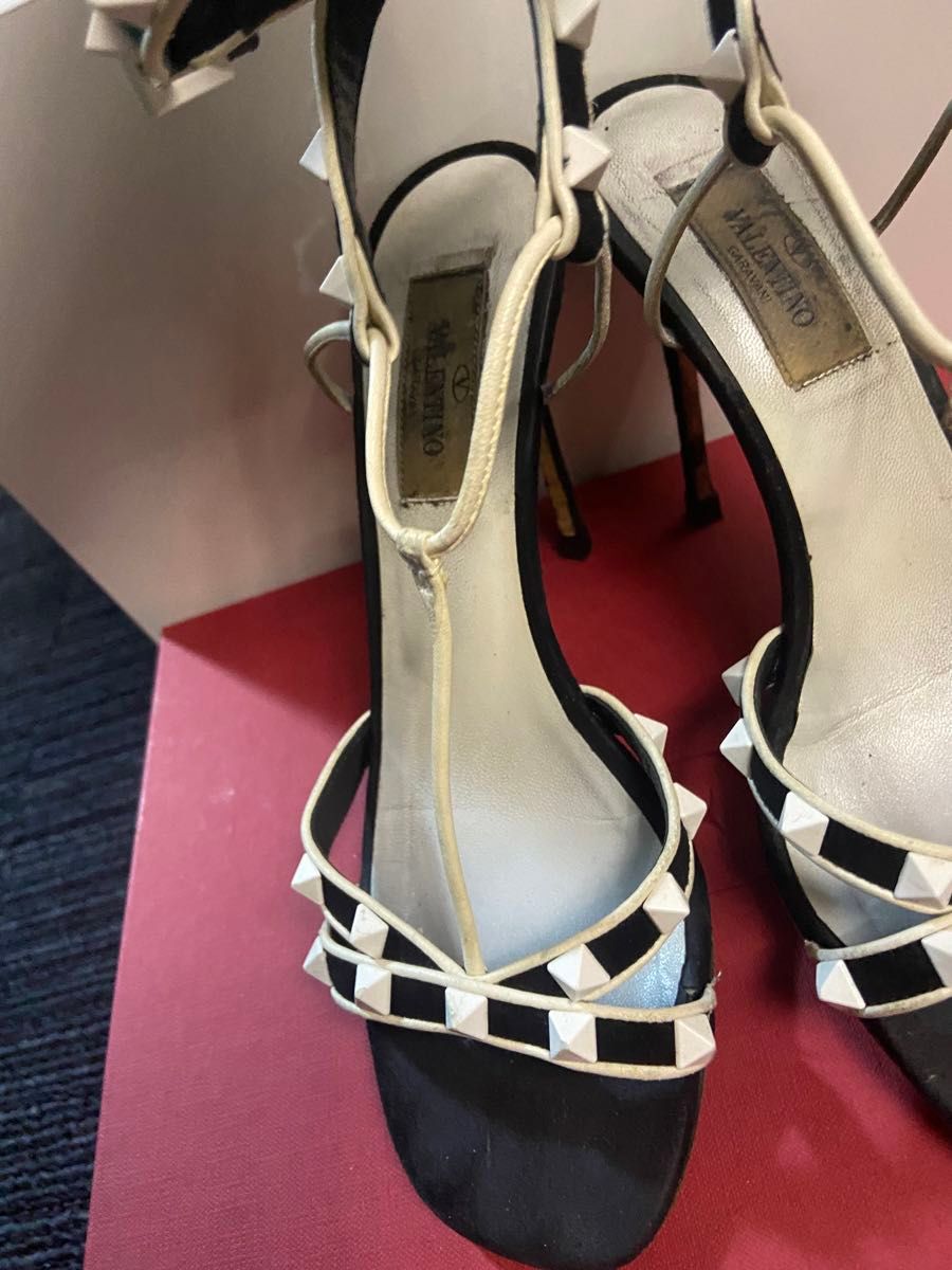 〓VALENTINO〓 RED×WHITE ロックスタッズ ヒール サンダル - 靴 〓VALENTINO〓 RED×WHITE ロックスタッズ ヒール サンダル - 靴