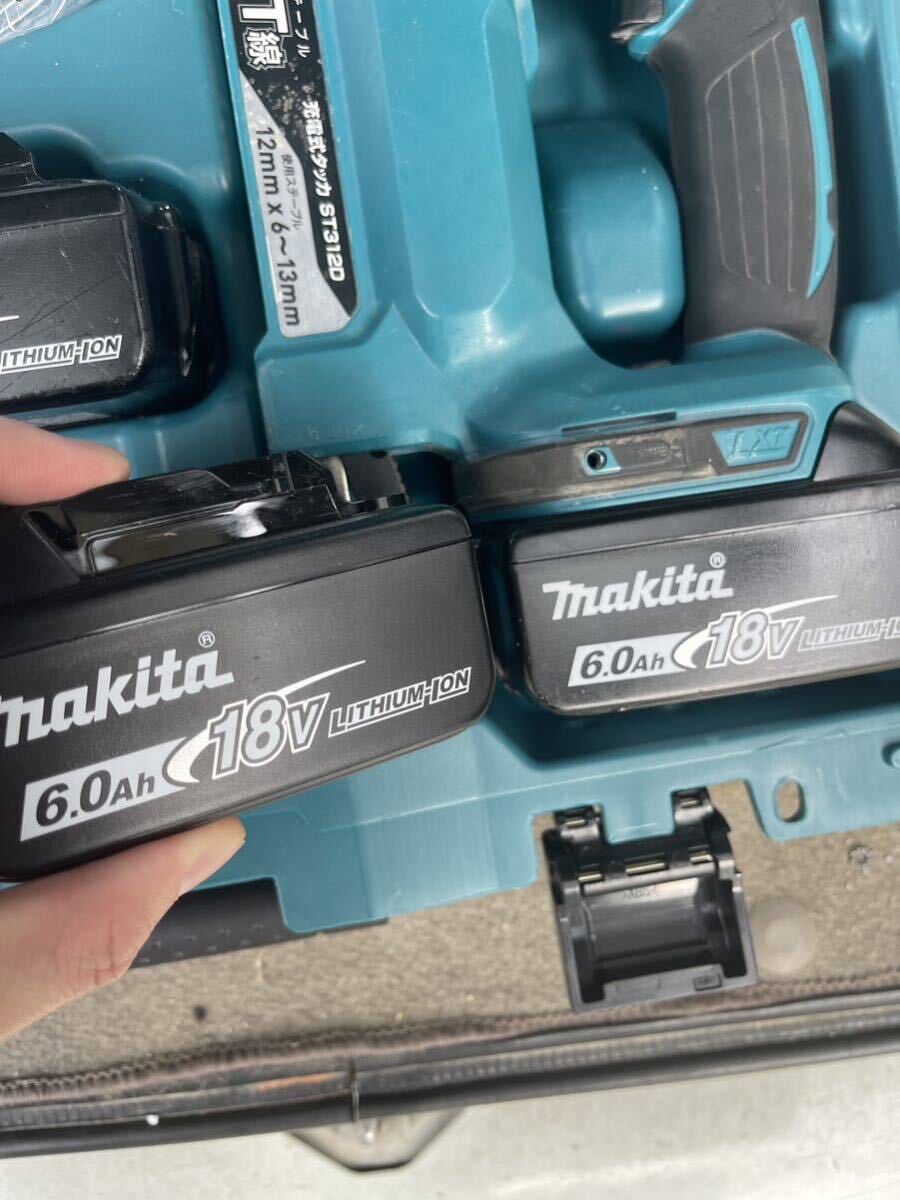 ◎ makita マキタ 18V 充電式タッカ 充電器 バッテリー3個 ケース付き ST312D_画像5