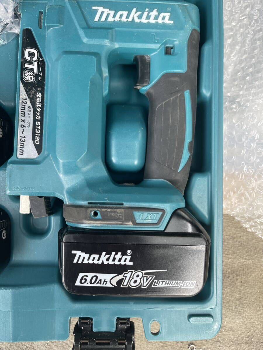 ◎ makita マキタ 18V 充電式タッカ 充電器 バッテリー3個 ケース付き ST312D_画像3