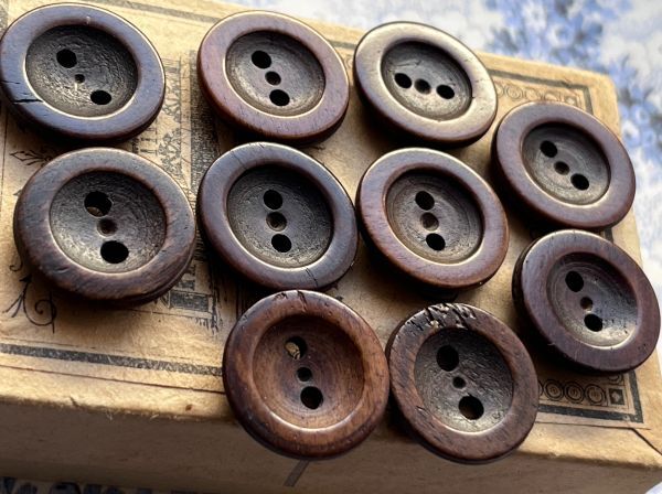 2穴 ウッド ボタン 10個 φ17mm前後 木製 アンティーク 材料 素材 リメイク パーツ フランス輸入 ヴィンテージ_画像5