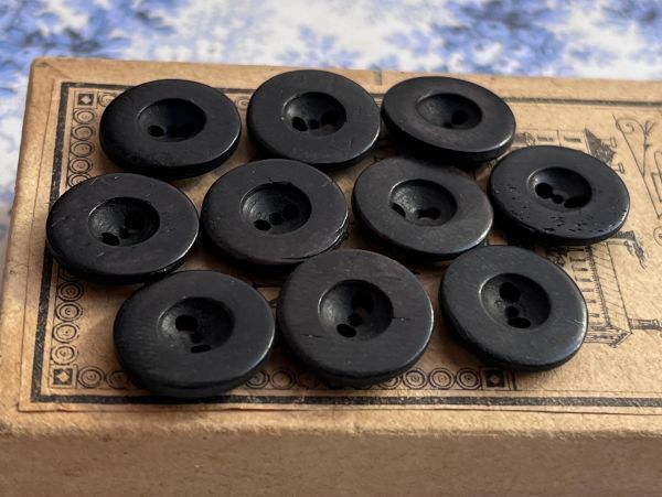 2穴 ウッド ボタン 10個 φ14mm 木製 アンティーク 材料 素材 リメイク パーツ フランス輸入 ヴィンテージ_画像5