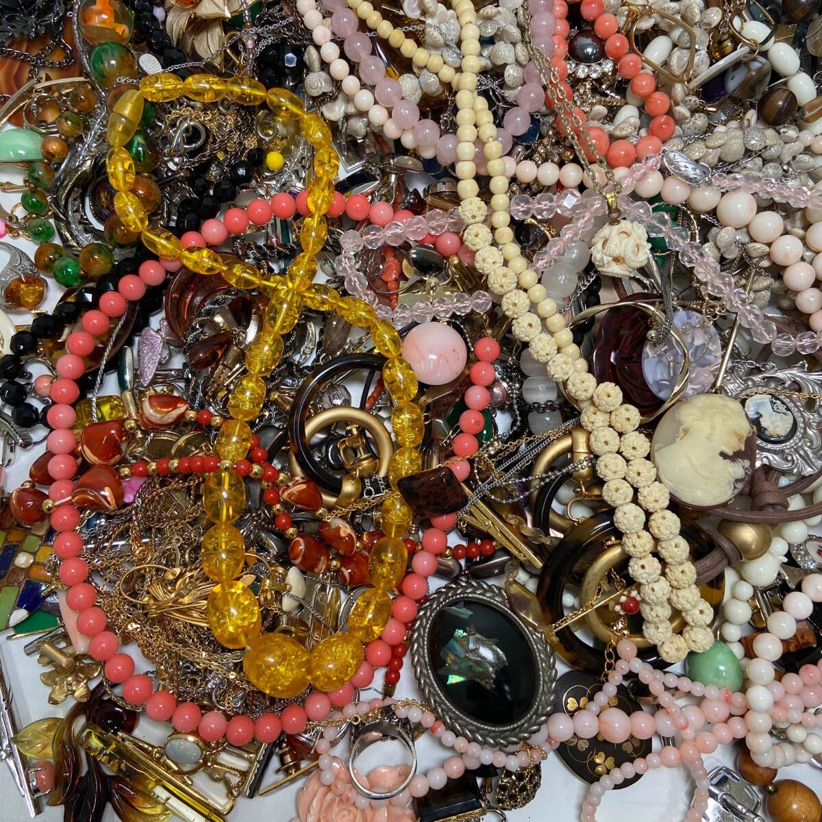 約3.6kg 天然石 珊瑚 水晶 べっ甲 翡翠 サンゴ カメオ 大量 ネックレス まとめて まとめ売り アンティーク ビンテージ レトロ ジャンク含_画像4