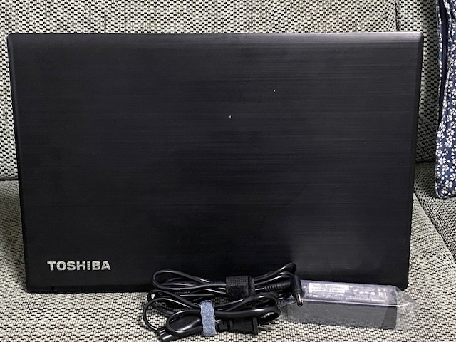 ③TOSHIBA dynabook B65/DN 第8世代CPU Corei3-8130U @2.20GHz 増設12GB M.2 高速SSD256GB Windows11Pro テンキー 15.6薄型 office365_天板に擦れ傷　AC電源アダプター・コード