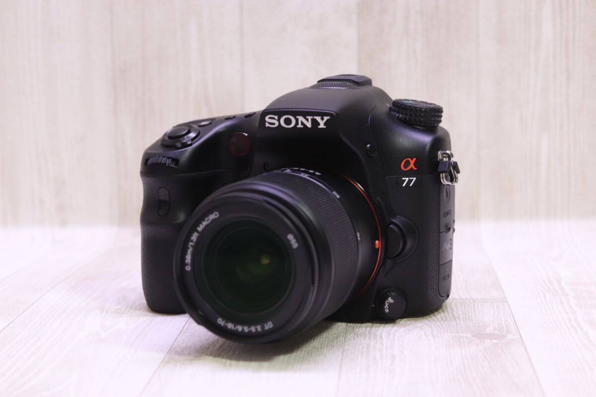 SONY α77 SLT-A77V + DT 18-70mm F3.5-5.6・ 3.0型・約2430万画素・デジタル一眼カメラの画像1