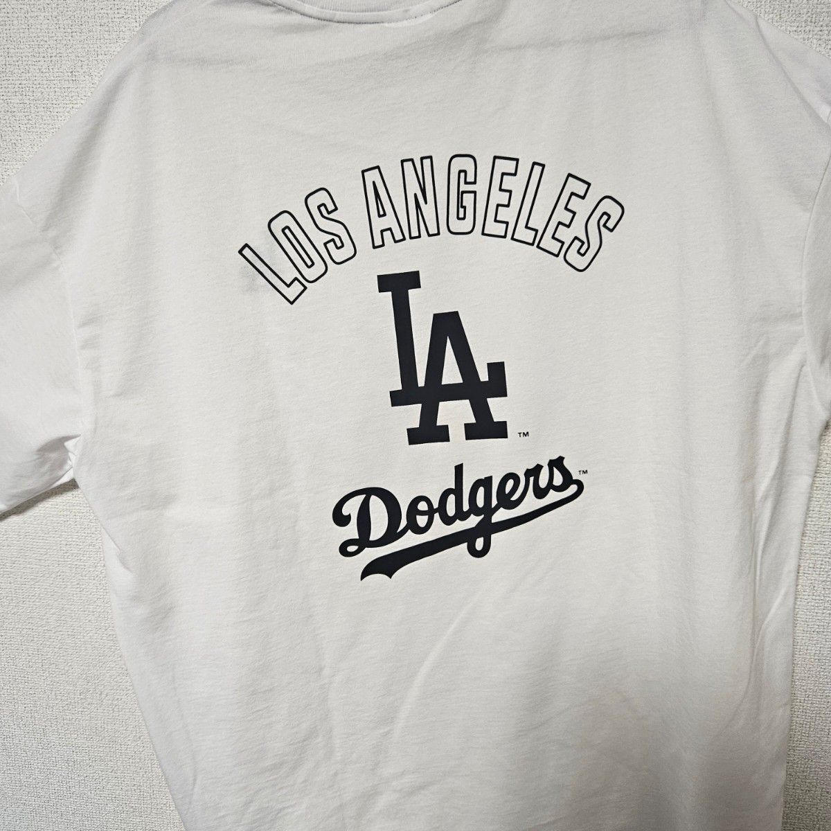 MLB【LAドジャース】フロントLA文字は、刺繍でバックプリントでロサンゼルスドジャースLAプリントTシャツ！サイズ3L