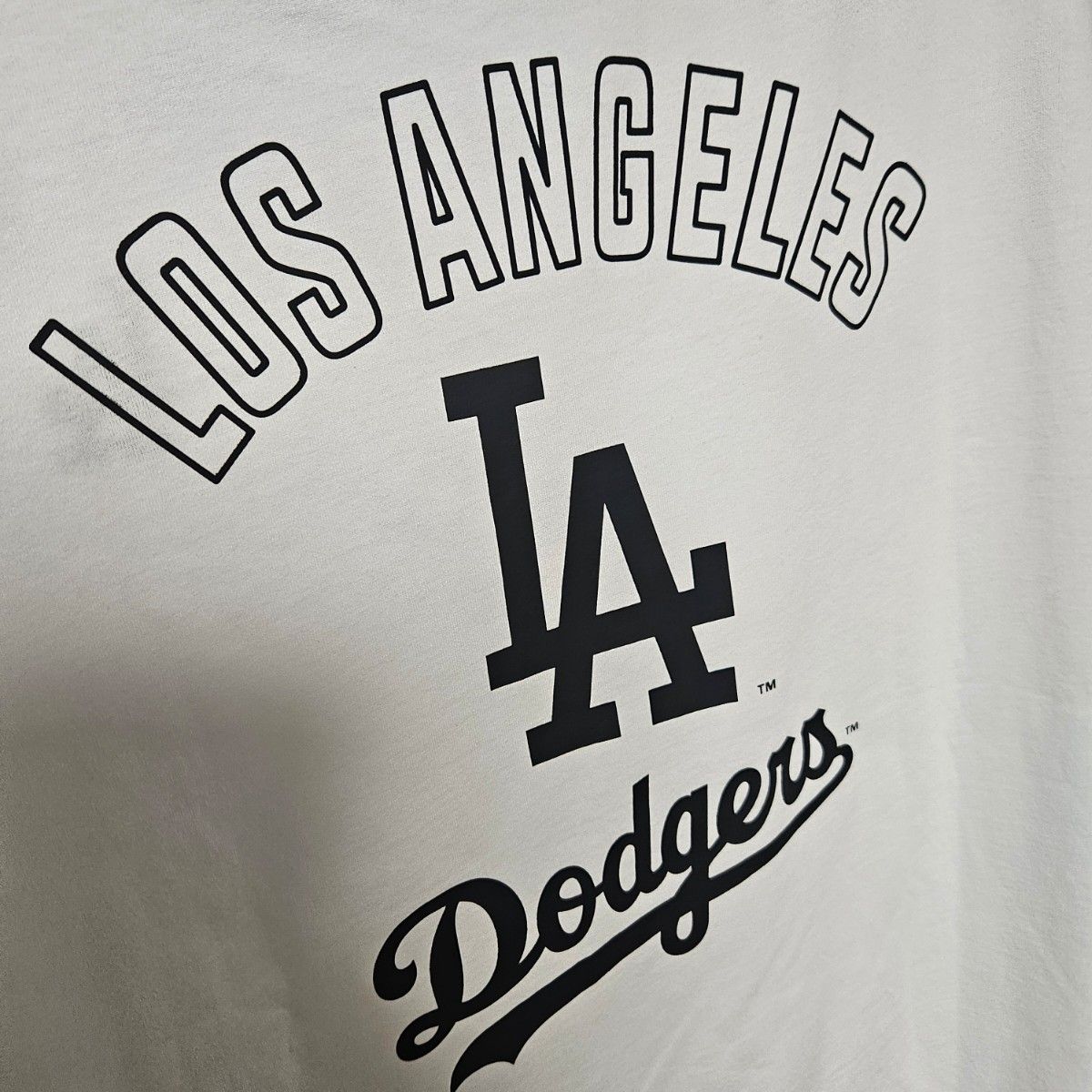 MLB【LAドジャース】フロントLA文字は、刺繍でバックプリントでロサンゼルスドジャースLAプリントTシャツ！サイズ3L