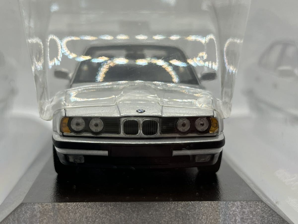 1/43 ミニチャンプス　BMW535i/E34'1988:BMW 3代目5シリーズセダン/E34'1988 シルバー_画像3