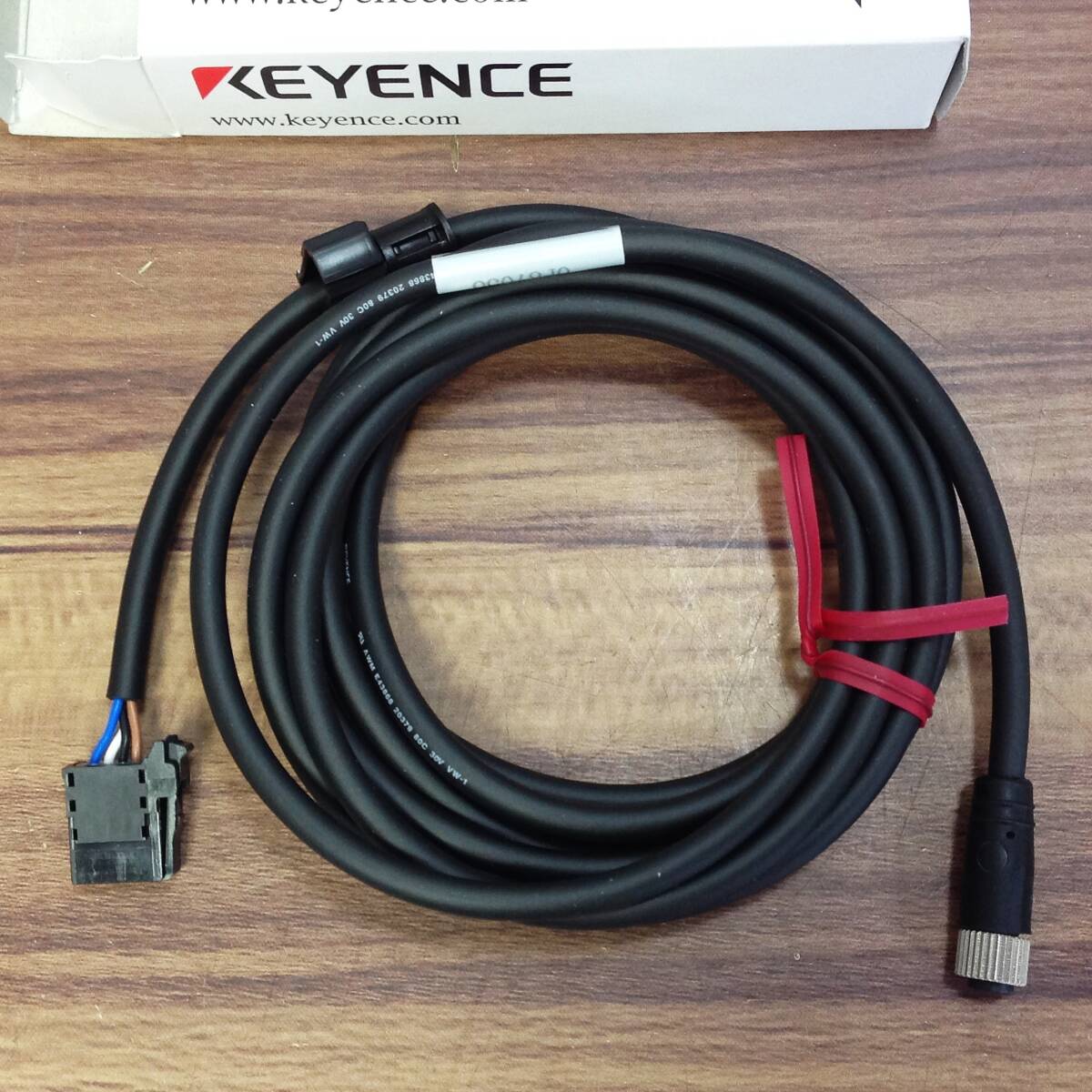 ●【AH-05857】未使用品 KEYENCE キーエンス デジタルレーザセンサ センサヘッドケーブル 2m OP-87056 【レターパックプラス520円可】の画像3