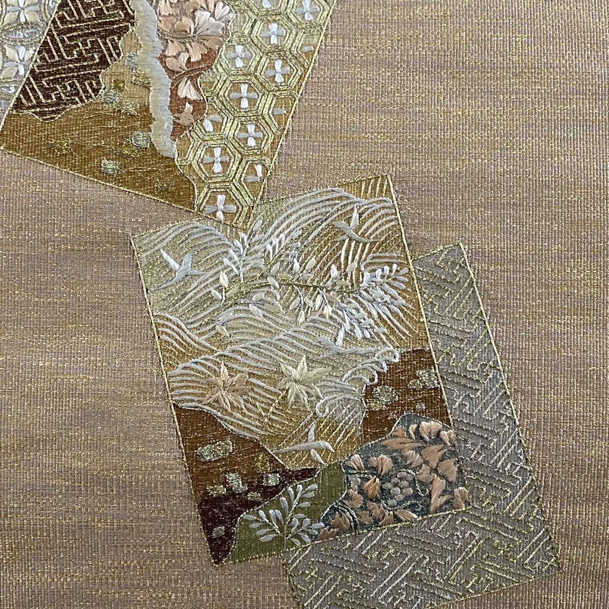 名古屋帯 美品 優品 八寸名古屋帯 松葉仕立て 草花 色紙 刺繍 金銀糸 薄茶色 正絹 【中古】_バイセル 14118_2