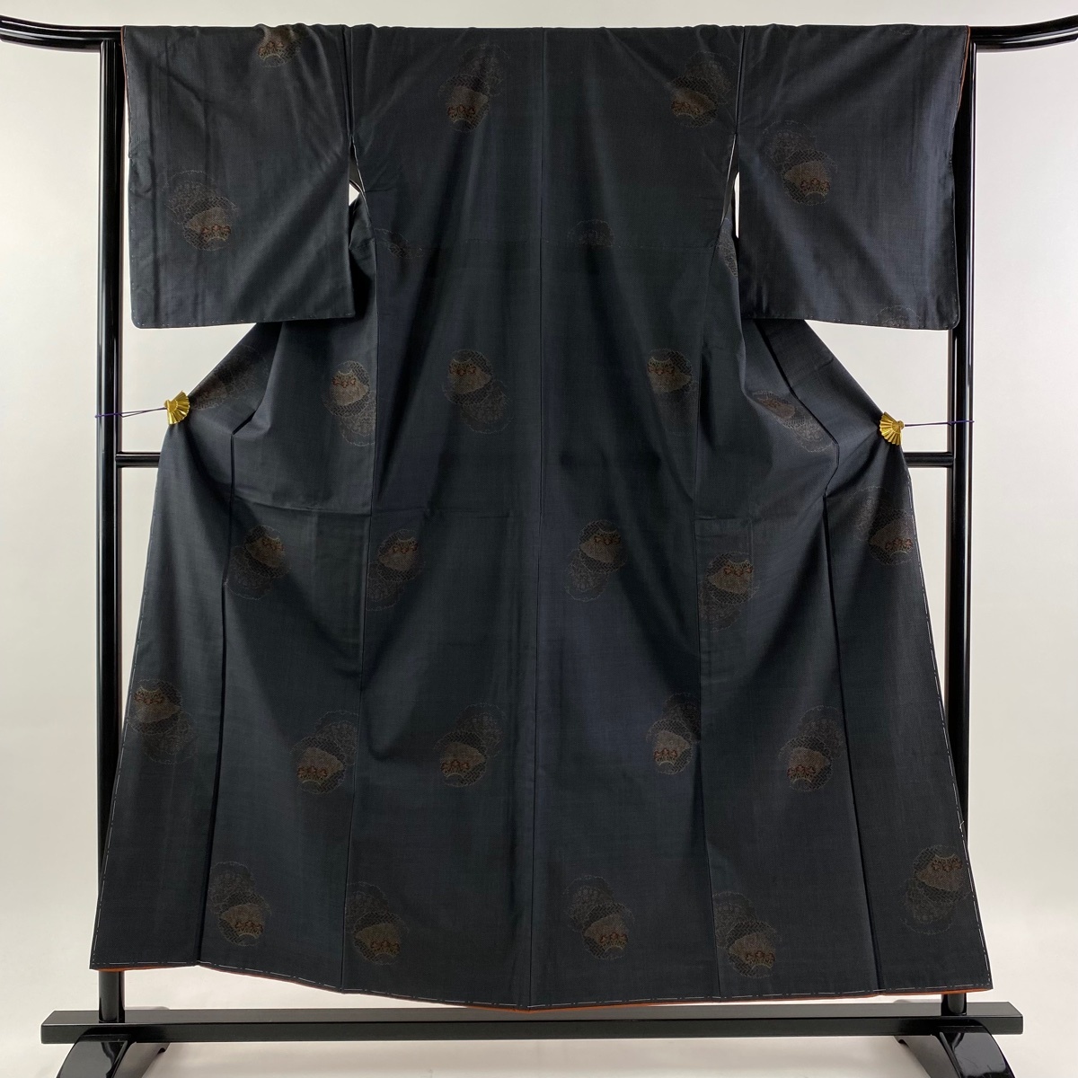 大島紬 身丈155.5cm 裄丈65cm M 袷 純泥染 証紙 雪輪 花 紺色 正絹 美品 秀品 【中古】