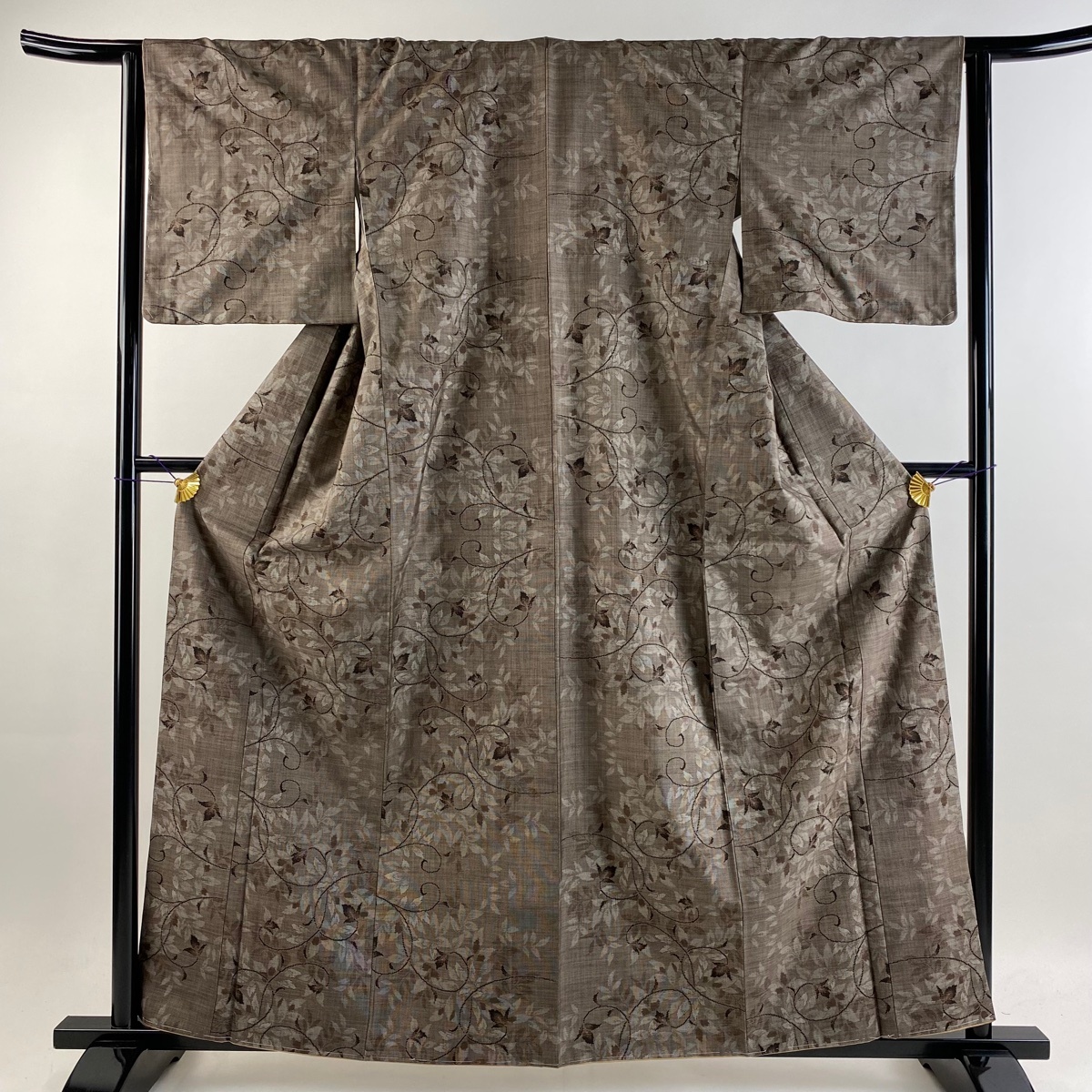 大島紬 身丈161cm 裄丈64cm M 袷 純泥染 証紙 花唐草 灰茶 正絹 美品 名品 【中古】