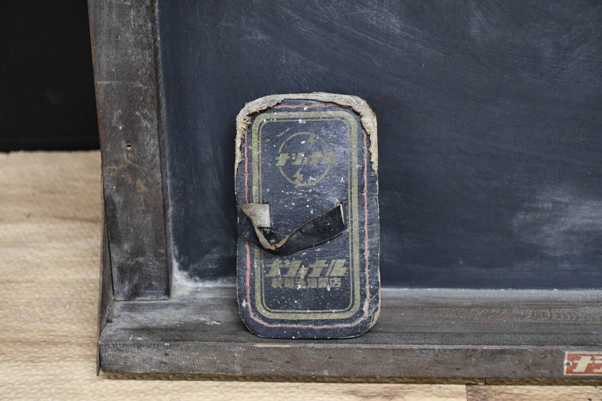 EY5-8 現状品 ナショナル 黒板 ボード 看板 乾電池連合店 黒板消し付 重量約1.8㎏ | 当時物 昭和レトロ アンティーク インテリア 保管品_画像4