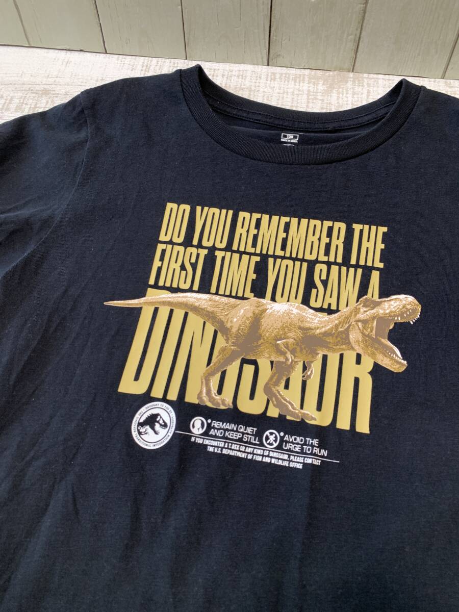 【送料無料】：UT_JURASSIC WORLD 恐竜Tシャツ　黒　半袖　8-9歳　130cm
