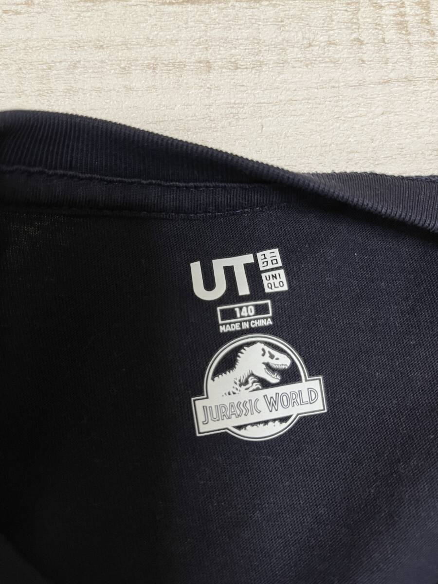 【送料無料】：UT_JURASSIC WORLD 恐竜Tシャツ　紺　半袖　8-10歳　140cm_画像4