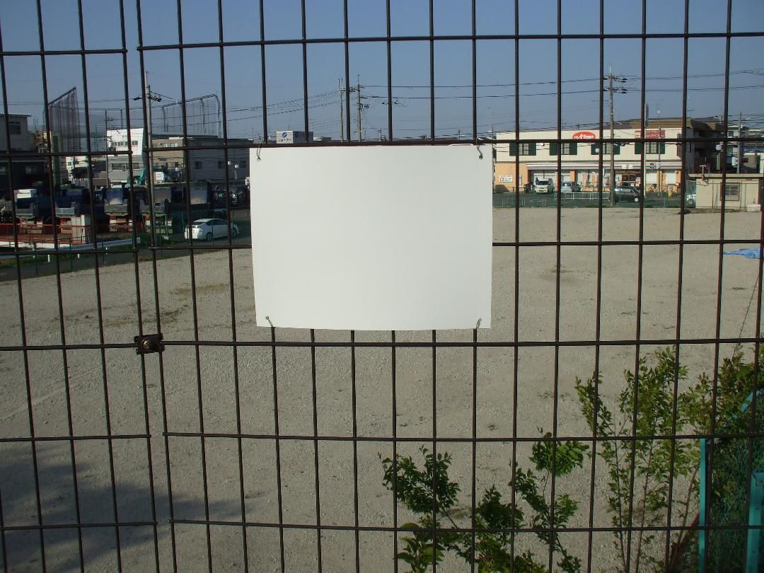  small size signboard [ entrance ( right arrow seal * black character )][ parking place ] outdoors possible 