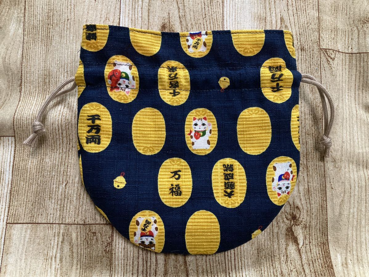 巾着袋 巾着　ちょっと大きめ　小判　招き猫　和柄　丸底　ハンドメイド ミニ巾着 drawstring bag handcrafted _画像2