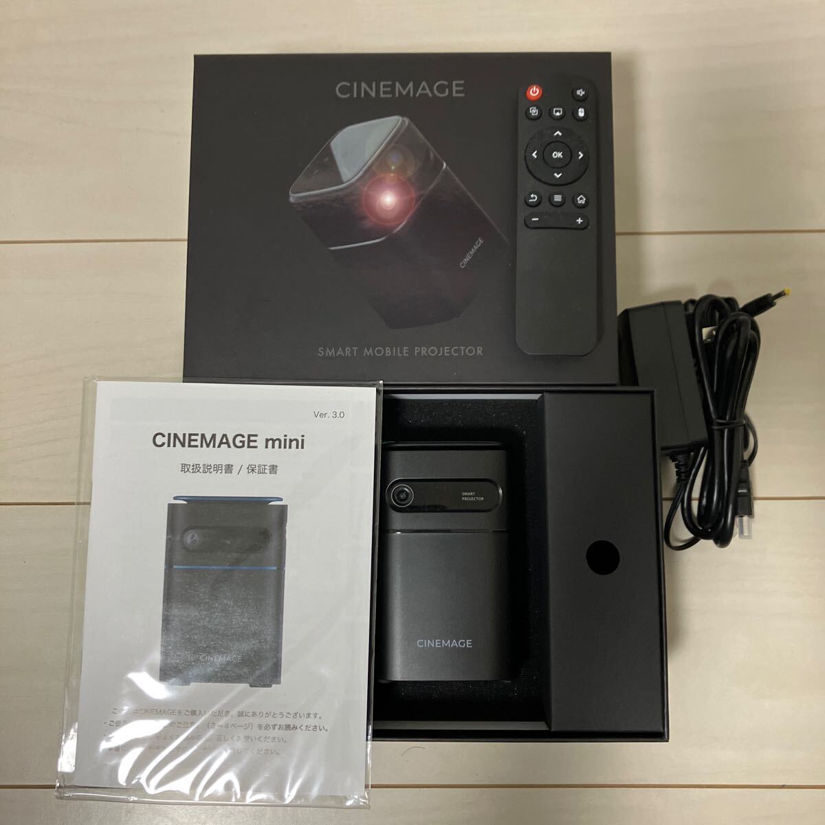 「中古美品」「1円スタート」CINEMAGIR MINI モバイルプロジェクター 三脚付きの画像1