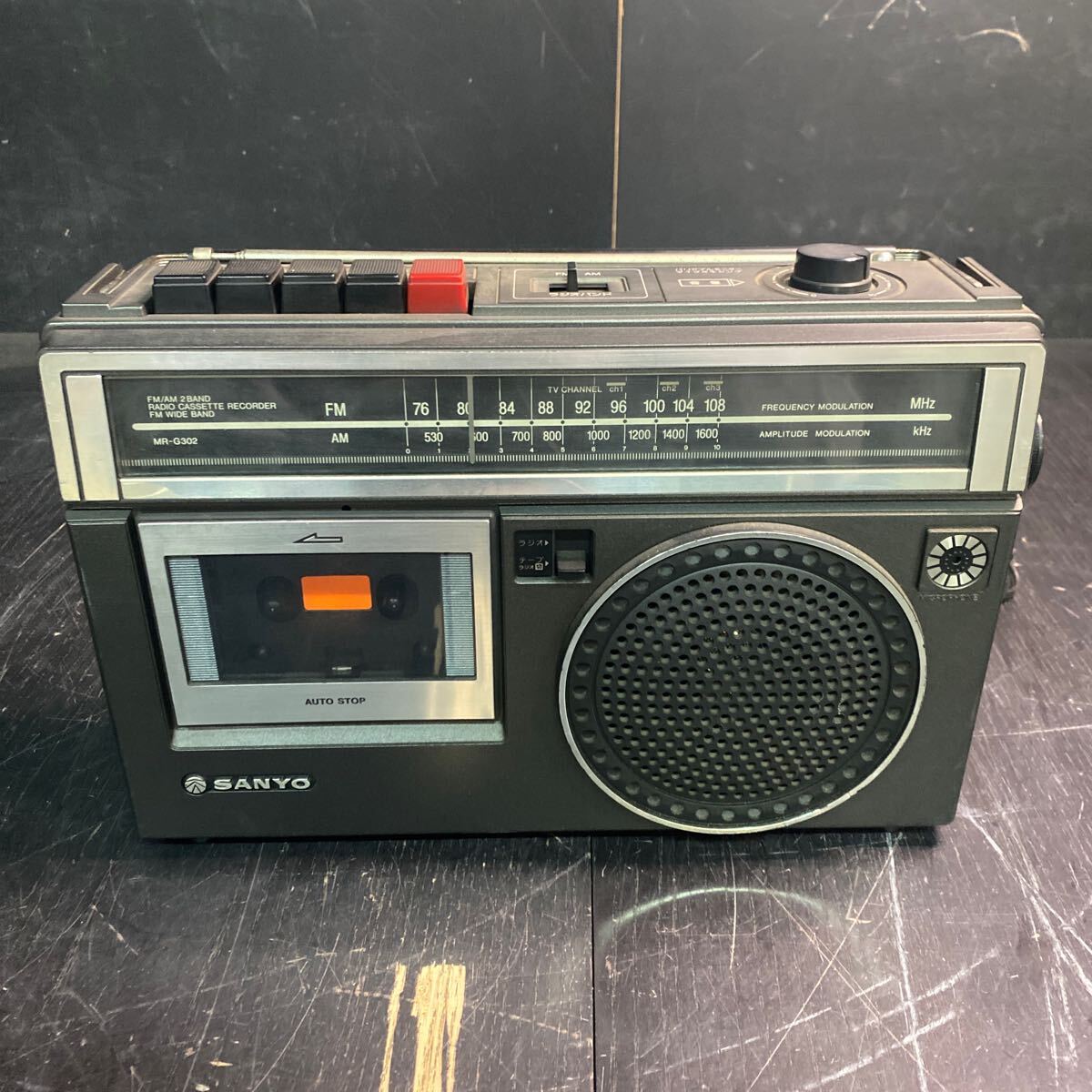137 SANYO サンヨー　FM AM 2BAND ラジオカセットレコーダー MR-G302 ラジカセ　昭和レトロ _画像1
