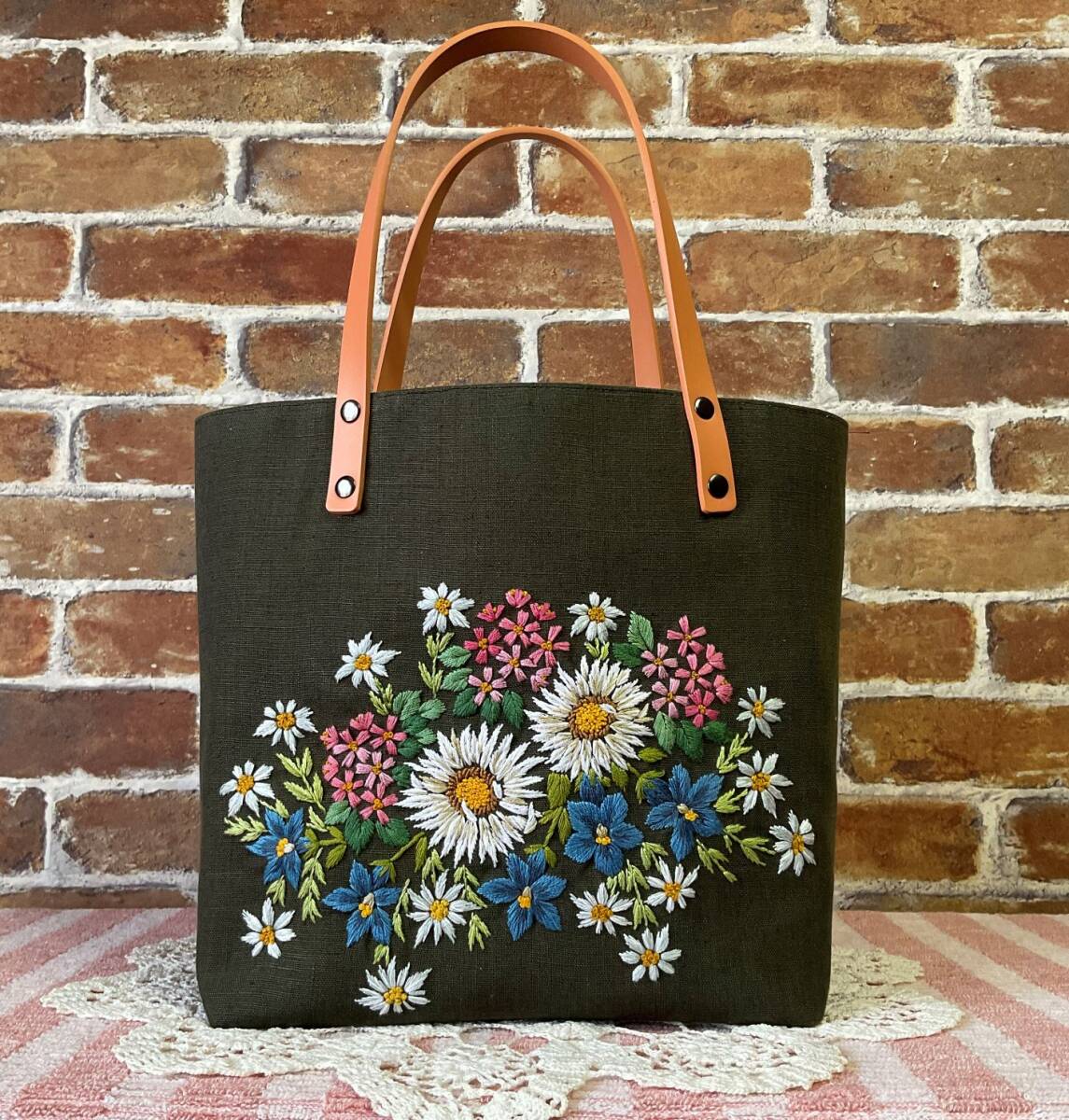 ハンドメイド 手刺繍 リネン スイスアルプスの花 本革持ち手 トートバッグの画像1