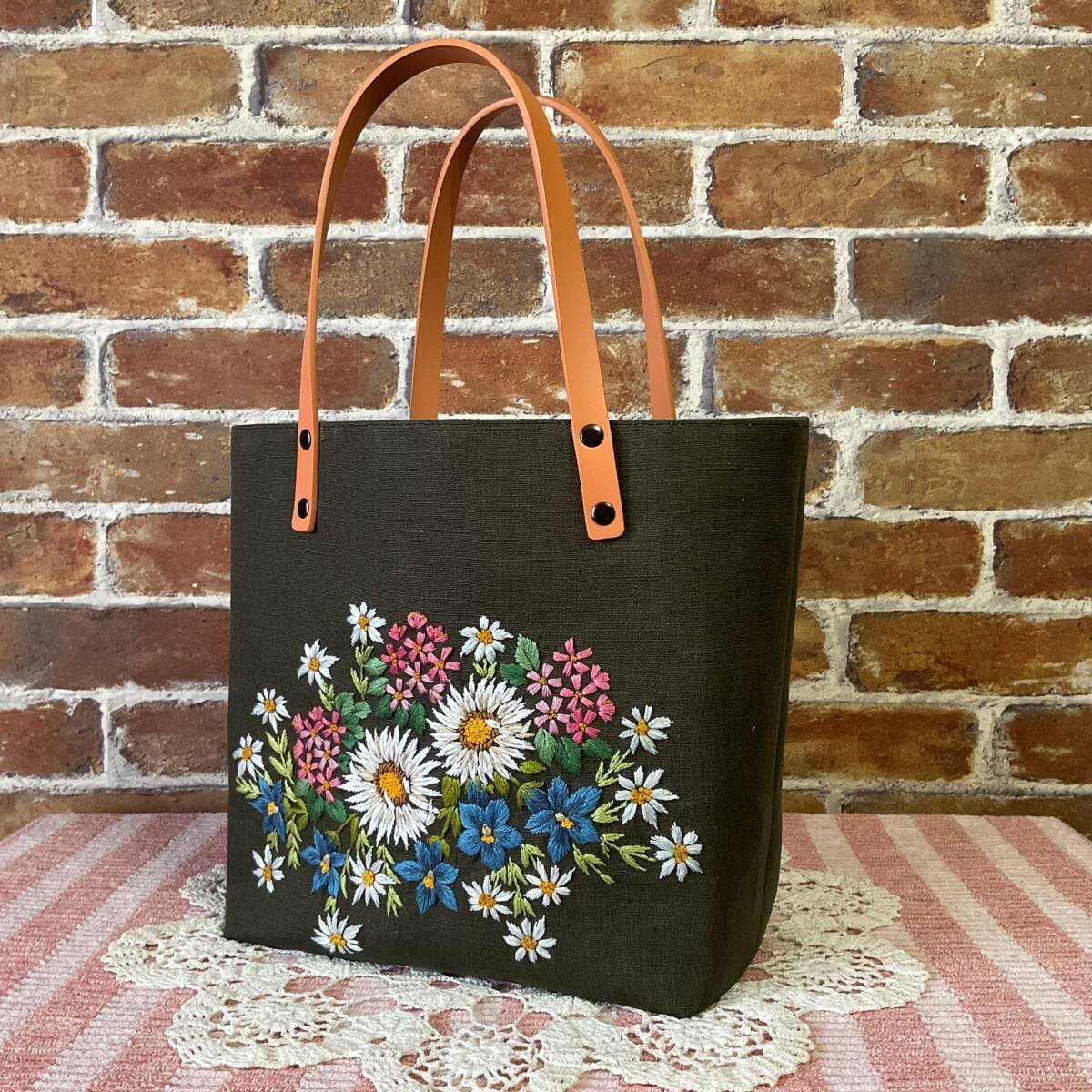ハンドメイド 手刺繍 リネン スイスアルプスの花 本革持ち手 トートバッグの画像3