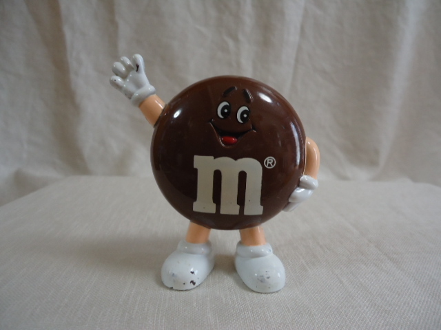 ＵＳ　1991年製　M&M's　エムアンドエムズ　こげ茶色　8.3センチ　ドール　飾り物_画像1