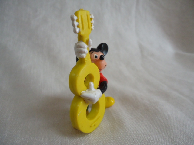 ＵＳ　ディズニー　ミッキーマウス　ギター　8番　7.7センチ　ドール　飾り物_画像2