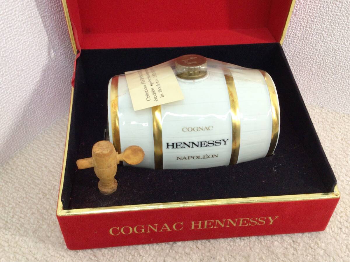 ★ 未開栓 ★ HENNESSY ヘネシー NAPOLEON ナポレオン 樽型 陶器 コニャック ブランデー 700ml 40％ 1133g _画像1