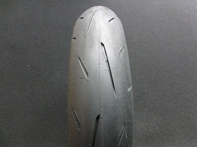 【送料無料★ ※沖縄・離島を除く】単品中古タイヤ!ダンロップ◎α13 SP. 110/70R17. こ053:24052_画像1