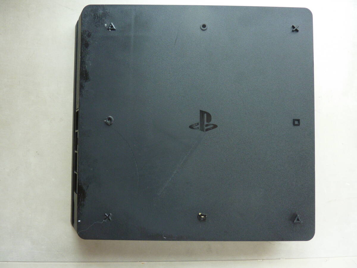 PlayStation4 PS4 ジェット・ブラック（CUH-2200A 500GBモデル) 本体とコントローラーと付属品等付き 動作確認済みのジャンク扱い品です！_本体裏側に痛みがあります