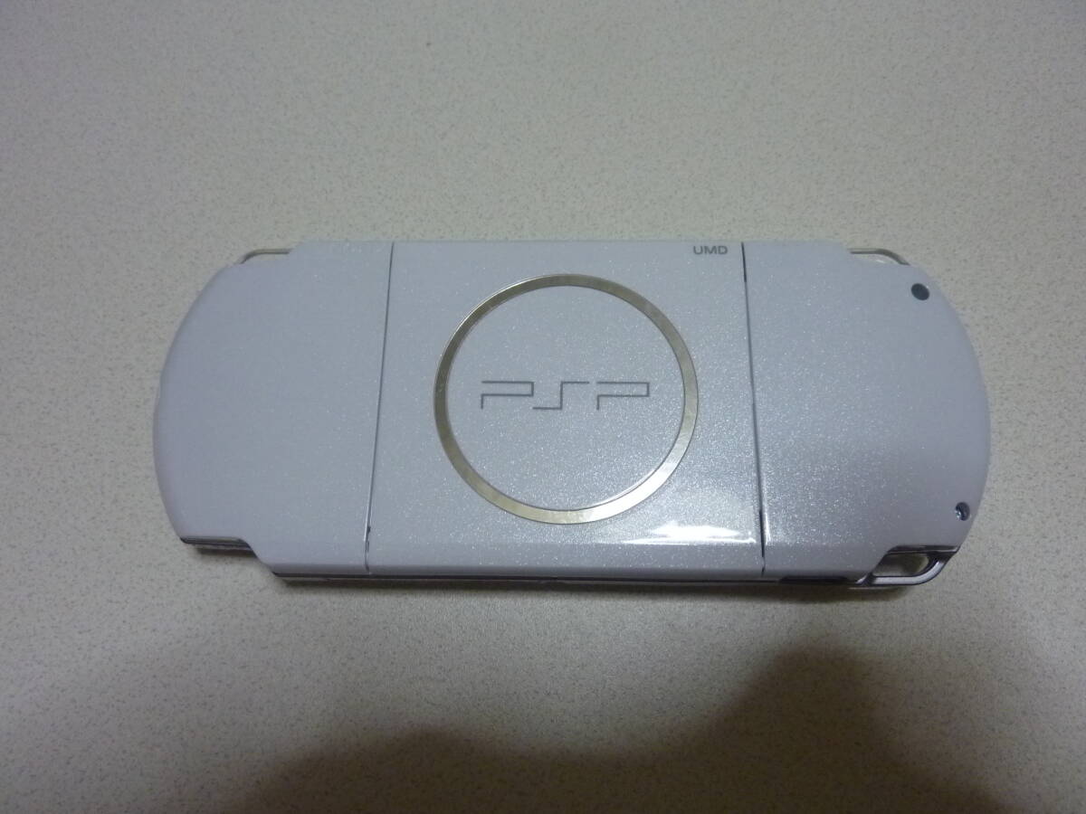 PlayStationPortable PSP-3000 パール・ホワイト 本体とメモリースティック４GBとACアダプター付き 動作確認済の割と奇麗なジャンク扱い品_画像4